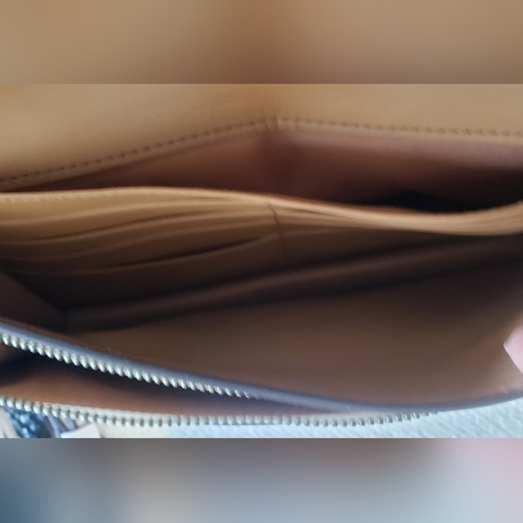 💫Hayden Foldover Crossbody Clutch With Rivets. - Picture 5 of 13